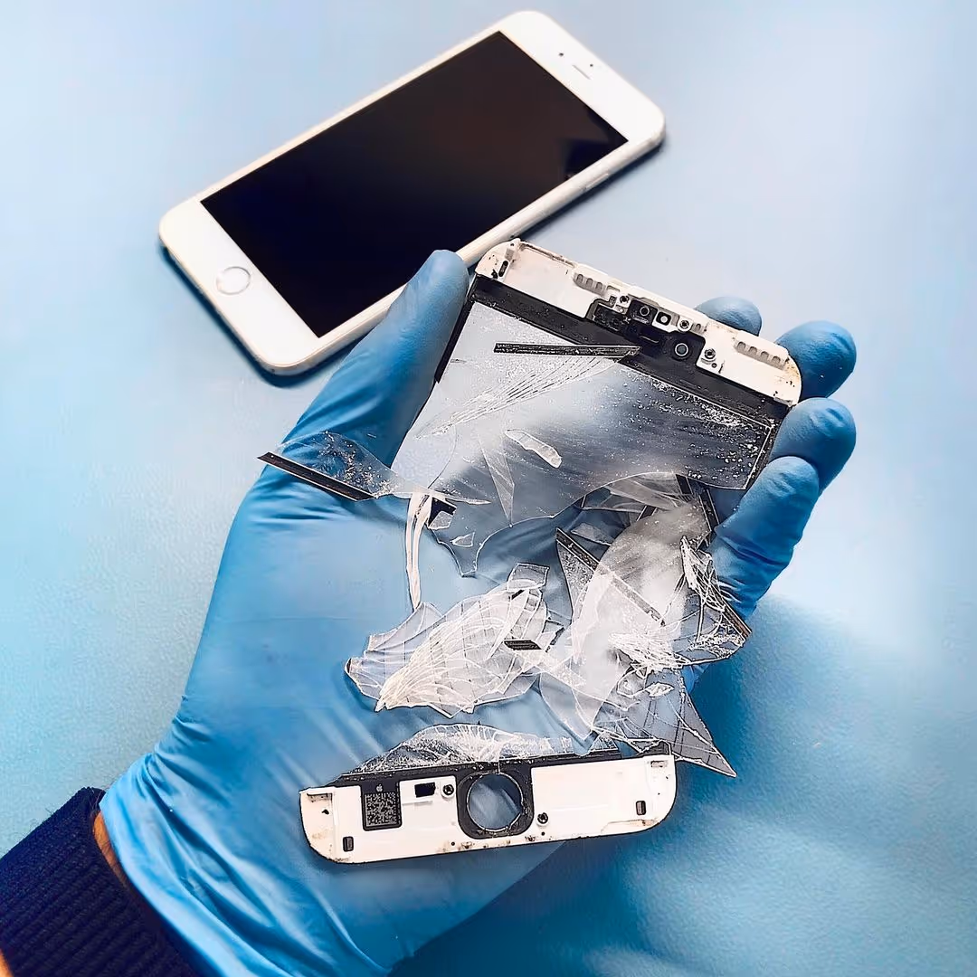 Zbita szybka po wymianie w iPhone. MacLab Serwis Gdynia