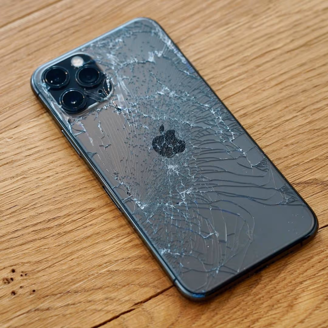 Pęknięta tylna szybka obudowy w iPhone. Serwis MacLab Gdynia