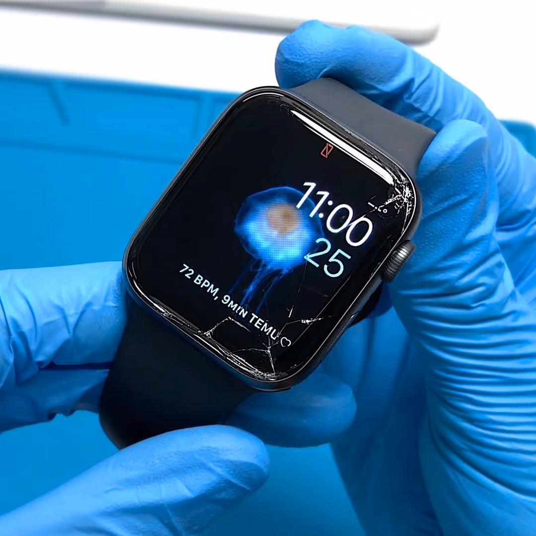 Wymiana szybki w zegarku Apple Watch. Regeneracja oryginalnego ekranu w serwisie MacLab w Gdyni. 