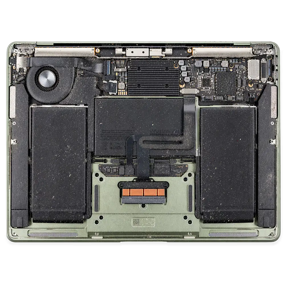 Wnętrze MacBooka podczas czyszczenia układu chłodzenia w serwisie MacLab w Gdyni
